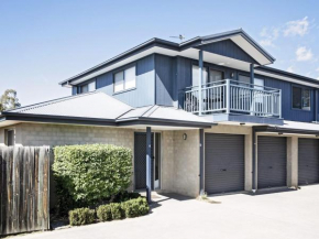 Silvertrees 5 - Central 3BR Townhouse l Lake Views l Spa l BBQ l WiFi